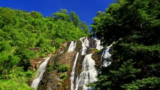 Cascada lejana contra el cielo azul — Vídeo de stock