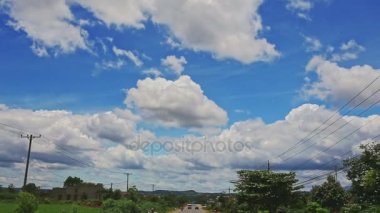 Trafik yol üzerinde mavi bulutlu gökyüzü