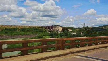 Köprü ve yol bitkiler geçmiş 