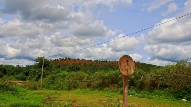 Hügelige Landschaft und stürmischer Fluss gegen den Himmel — Stockvideo