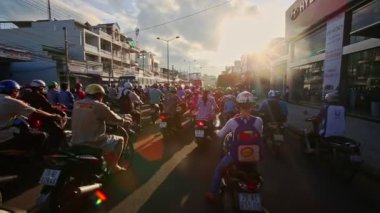 Scooter meşgul cadde boyunca evler sabah sürücü