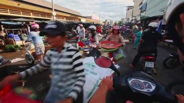 Scooters bewegen langs Sidewalk markt op asfalt in Vietnam — Stockvideo