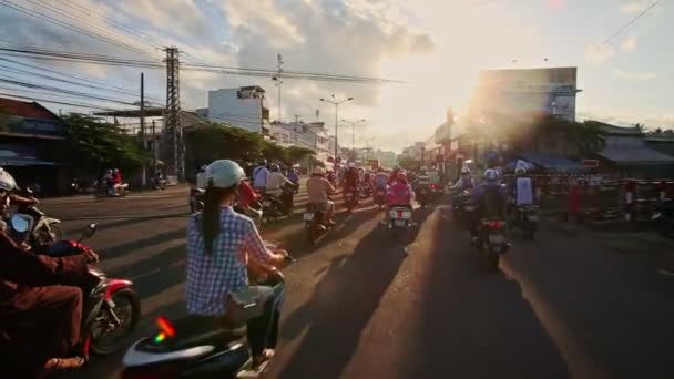 Scooters Conduzca a lo largo de la calle ocupada por casas en la mañana — Vídeo de stock