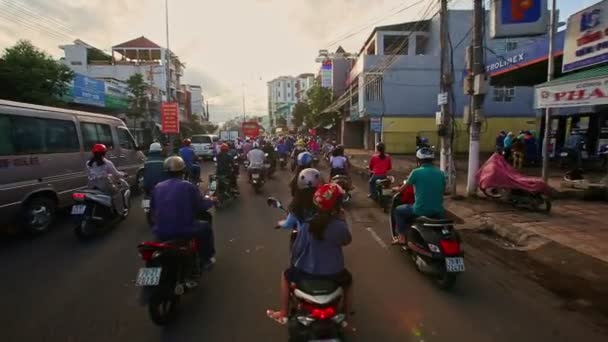 Scooters Conduzca a lo largo de la calle ocupada por casas en la mañana — Vídeo de stock