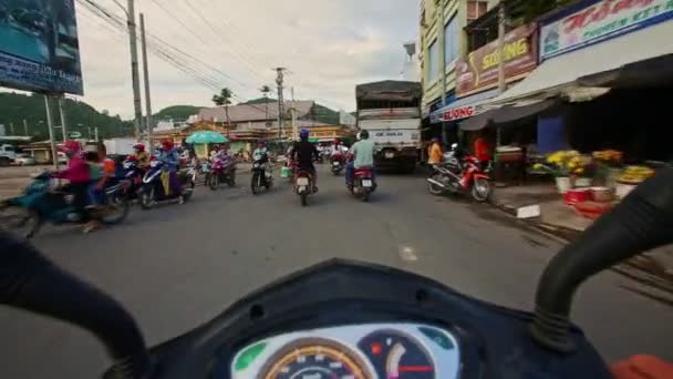 Cámara se mueve en Scooter Conducir por la calle en la mañana — Vídeo de stock