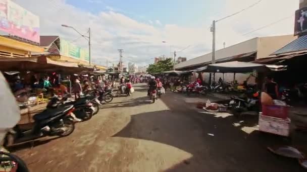 Scooters muoversi lungo Sidewalk Market su asfalto in Vietnam — Video Stock