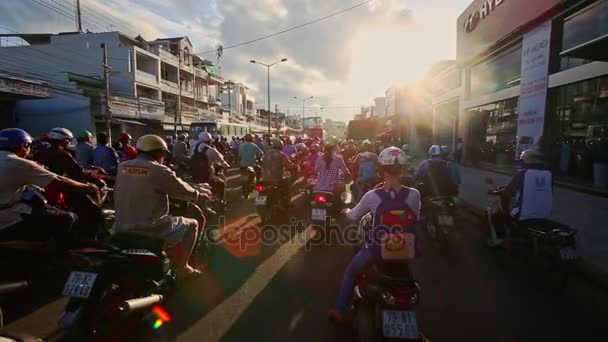 Scooters Drive le long de Busy Street par des maisons dans la matinée — Video