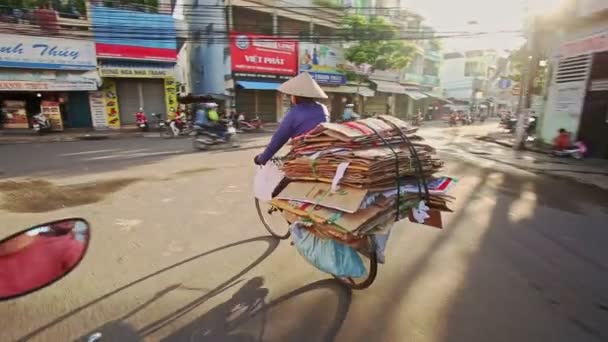 Rider på cykel bär kartong högen vänder sig till Street — Stockvideo