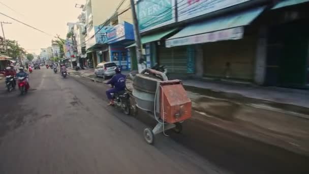 Rider sur Scooter conduit remorque bétonnière sur la rue — Video