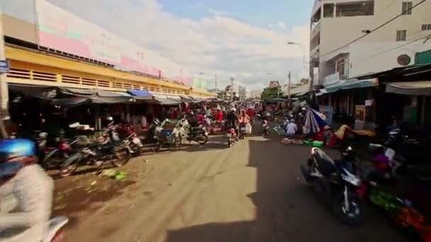 Skotrar flytta längs trottoaren marknaden på asfalt i Vietnam — Stockvideo