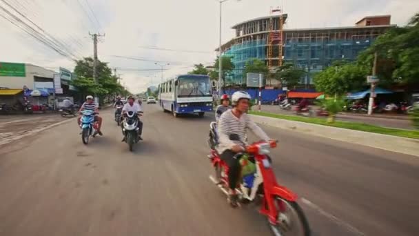 Scooters Bus Drive a lo largo de Wide Street Pasadas Casas Plantas — Vídeo de stock