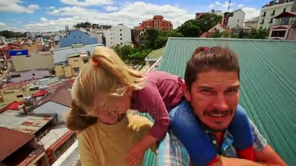 Famiglia caucasica in piedi sul tetto — Video Stock