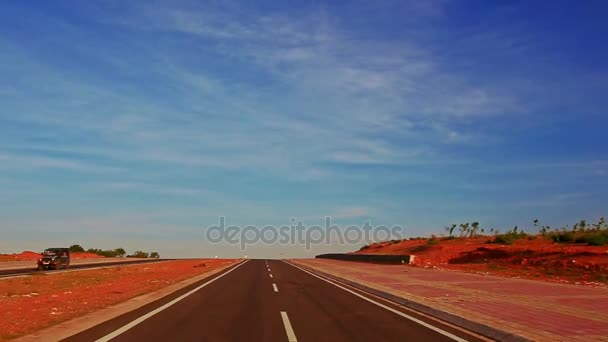 Estrada de asfalto entre dunas de areia — Vídeo de Stock
