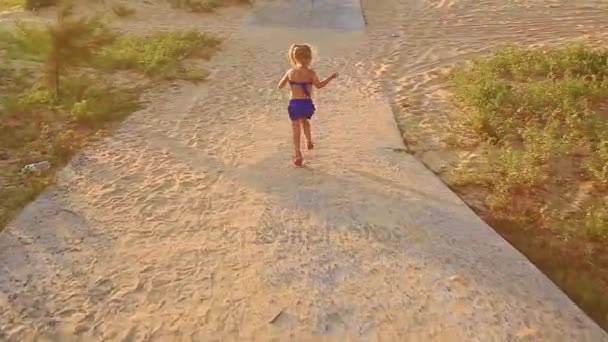 Niña corriendo descalza sobre la arena — Vídeos de Stock