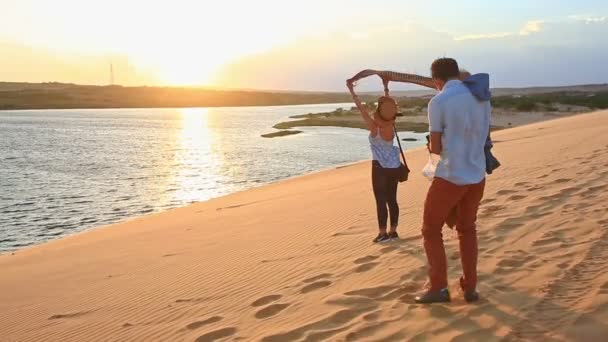 Девушка позирует на песчаных дюнах — стоковое видео