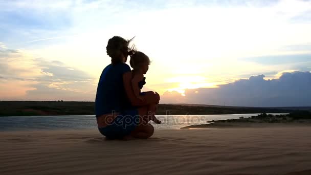 Mère avec petite fille sur dune de sable — Video