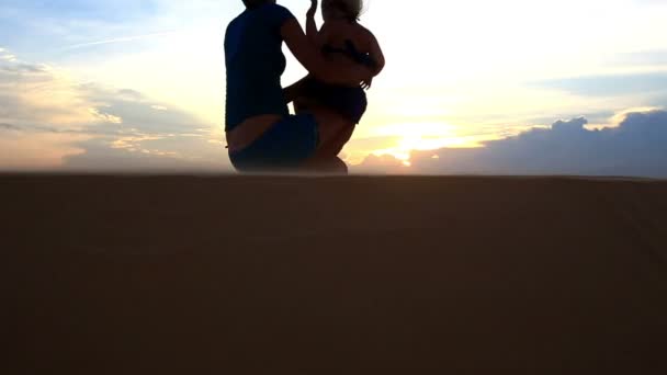 Mère avec petite fille sur dune de sable — Video