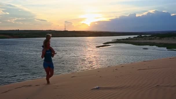 Madre con hija caminando por la duna de arena — Vídeos de Stock