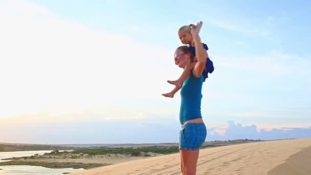 Madre con hija caminando por la duna de arena — Vídeo de stock