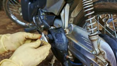 Vietnam kadın motosiklet lastik tamiri