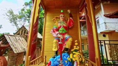 Altın kutsal Buda heykeli