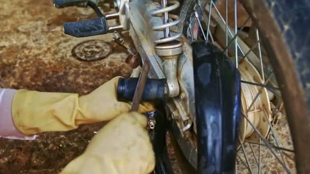 Mujer vietnamita reparando neumático de motocicleta — Vídeos de Stock