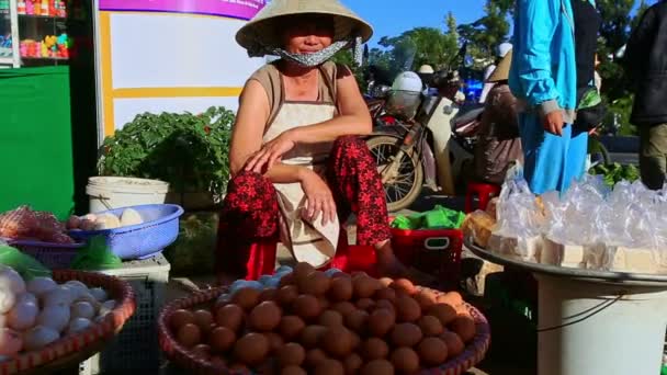 Traditionell gatumarknad i Vietnam — Stockvideo