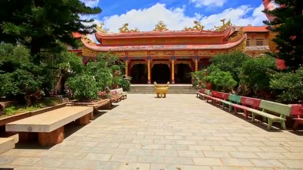 Pagoda con jarrón sagrado de oro — Vídeo de stock