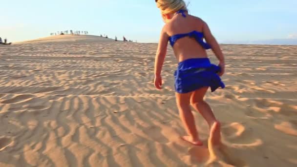 Meisje blootsvoets lopen op zand — Stockvideo