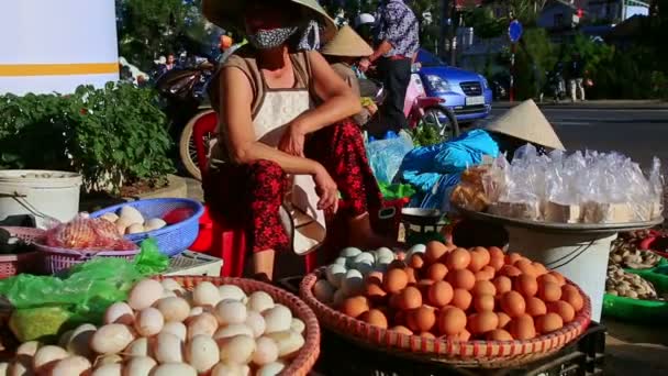 Традиционный уличный рынок Вьетнама — стоковое видео
