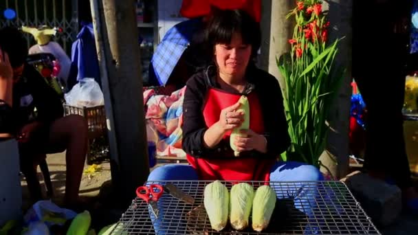 Vietnam 'da geleneksel sokak pazarı — Stok video