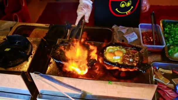 Příprava vietnamské jídlo na plynový sporák — Stock video