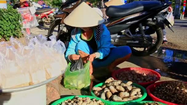 Tradycyjny rynek uliczny w Wietnamie — Wideo stockowe
