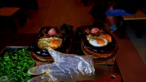 Приготовление вьетнамского блюда на газовой плите — стоковое видео
