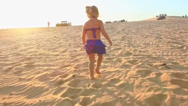 Dziewczyna, chodzenie boso po piasku — Wideo stockowe