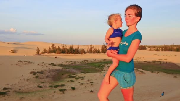Anne ile kızı kumul tarafından yürüyüş — Stok video
