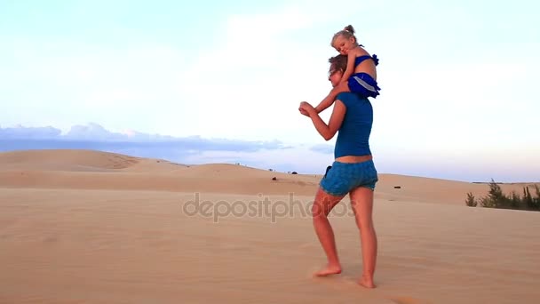 Matka s dcerou pěší písečné duny — Stock video