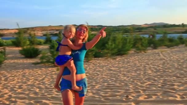 母亲带着女儿在沙丘上行走 — 图库视频影像