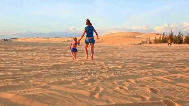 Moeder met dochter lopen op zandduinen — Stockvideo