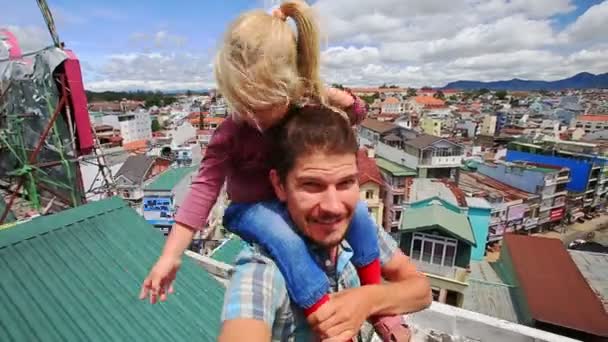 白种人家庭站在屋顶上 — 图库视频影像