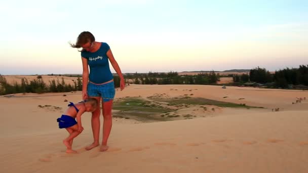 Matka s dcerou pěší písečné duny — Stock video