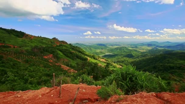 Groene heuvelachtige vallei tegen blauwe hemel — Stockvideo
