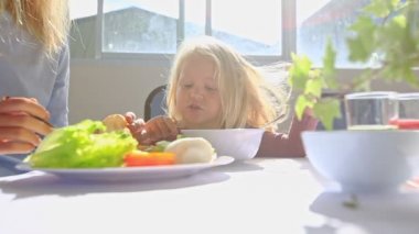 küçük kız having kahvaltı