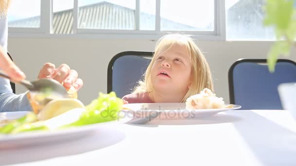Kleines Mädchen frühstückt — Stockvideo