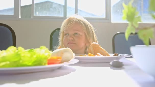 Petite fille petit déjeuner — Video