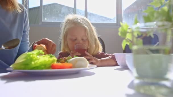 Маленька дівчинка снідає — стокове відео