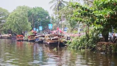 Bağlantılı Hintli turist tekneleri