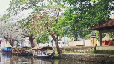 Bağlantılı Hintli turist tekneleri