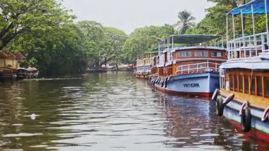 Bağlantılı Hintli turist tekneleri