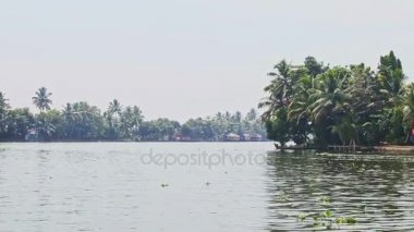 Geniş nehir boyunca hareket